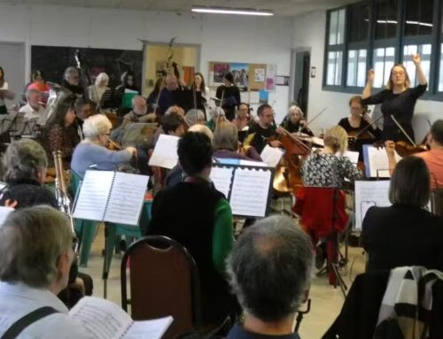 Thiviers : la cheffe d’orchestre Chloé Meyzie prépare les musiciens avant les représentations au Palio